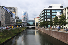 903566 Gezicht op de Stadsbuitengracht te Utrecht, vanaf de Marga Klompébrug, met links de Catharijnesingel, rechts de ...